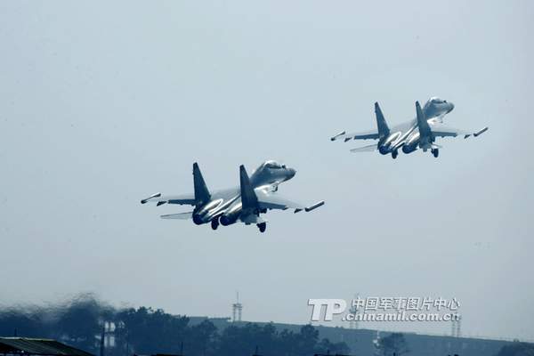 資料圖：南空航空兵精確打擊中遠(yuǎn)距離目標(biāo)。