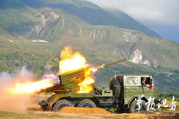 正在野外駐訓(xùn)的成都軍區(qū)某炮兵旅開展帶實(shí)戰(zhàn)背景的演練，提高部隊(duì)火力打擊能力。