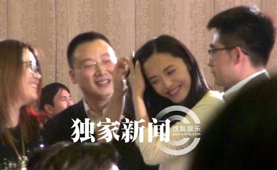 姚晨挺肚赴年會(huì)曹郁接送
