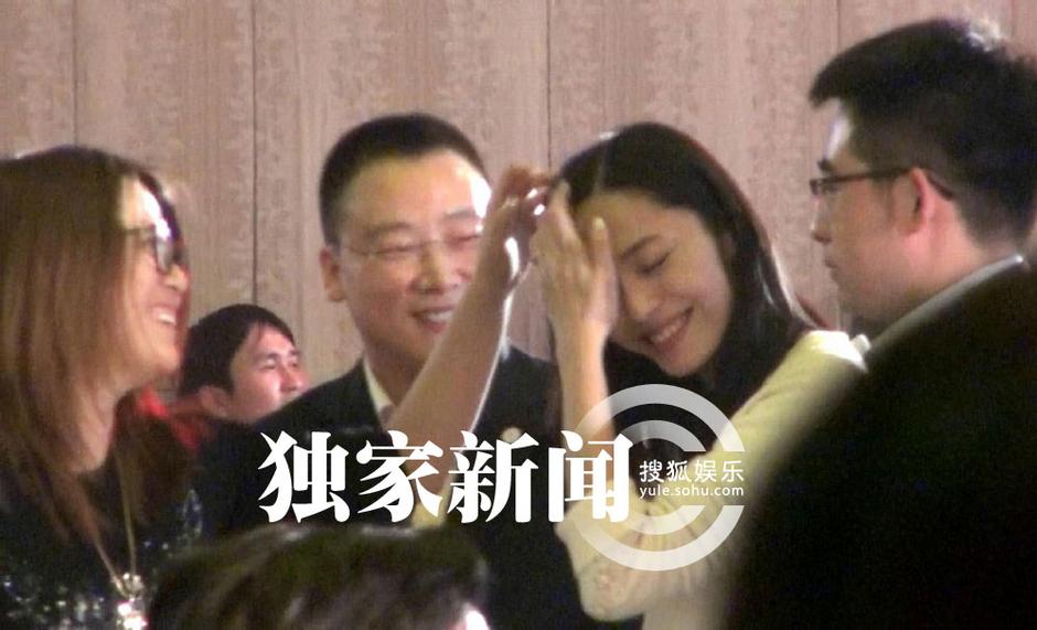 姚晨挺肚赴年會(huì)曹郁接送