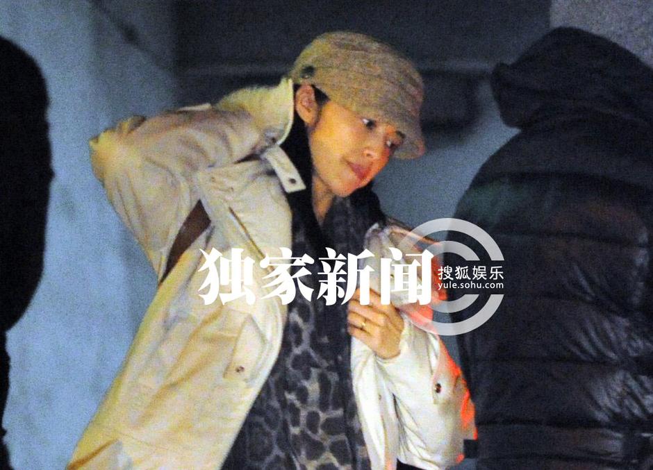 姚晨挺肚赴年會曹郁接送