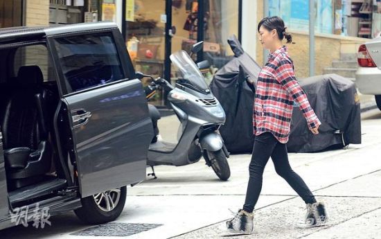 懷孕接近4個月的應采兒開始圓潤發(fā)福，不過依然健步如飛。