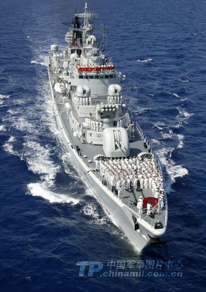 資料圖：青島艦遠(yuǎn)航駛出領(lǐng)海線。