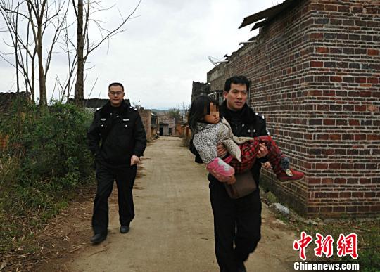 圖為民警成功解救女童。 甘勇 攝