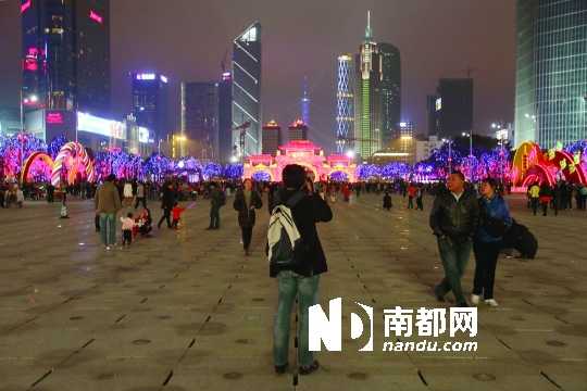 昨晚，不少市民到天河體育中心外的廣場(chǎng)上游覽。實(shí)習(xí)生 黃宇飛 南都記者 張志韜 攝