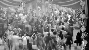 2月9日，新加坡市民在農(nóng)歷除夕夜到新加坡滑鐵盧街的一間廟里祈福。