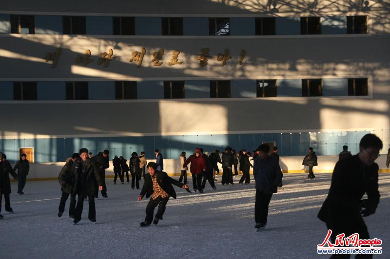 朝鮮流行滑旱冰 洗澡1次折合人民幣1毛錢(qián)