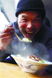 記者昨跟訪(fǎng)38歲外來(lái)工老周他邊打零工邊找活一天限額花銷(xiāo)30元夢(mèng)想年底攢下3萬(wàn)元帶回安丘老家