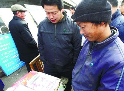 記者昨跟訪(fǎng)38歲外來(lái)工老周他邊打零工邊找活一天限額花銷(xiāo)30元夢(mèng)想年底攢下3萬(wàn)元帶回安丘老家