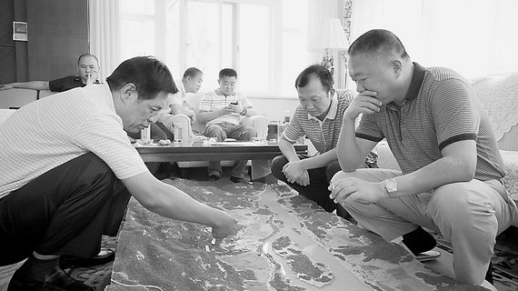 中國(guó)“10·5”案專案組追捕糯康時(shí)在研究案情。