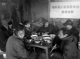 2月9日，流浪者在除夕聚在一起吃團(tuán)年飯。