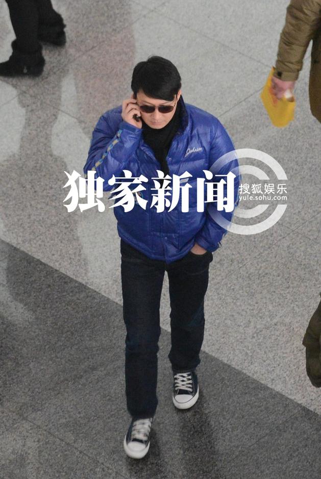 黎明穿亮色羽絨服抵京 機(jī)場無人識摘墨鏡找自信