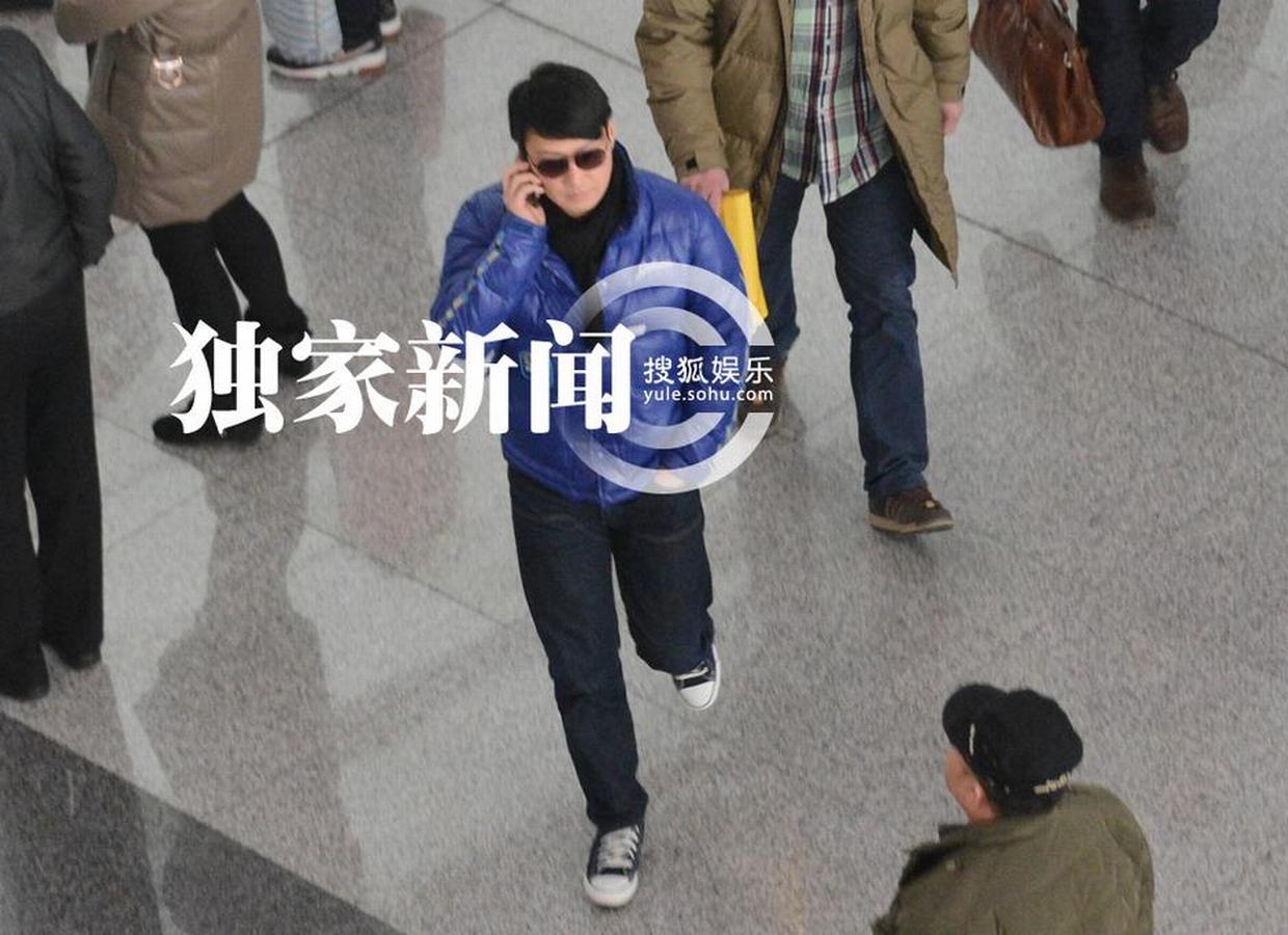 黎明穿亮色羽絨服抵京 機(jī)場(chǎng)無(wú)人識(shí)摘墨鏡找自信