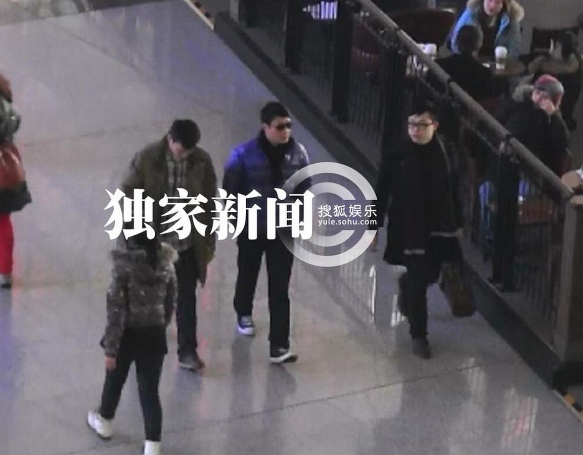 黎明穿亮色羽絨服抵京 機場無人識摘墨鏡找自信