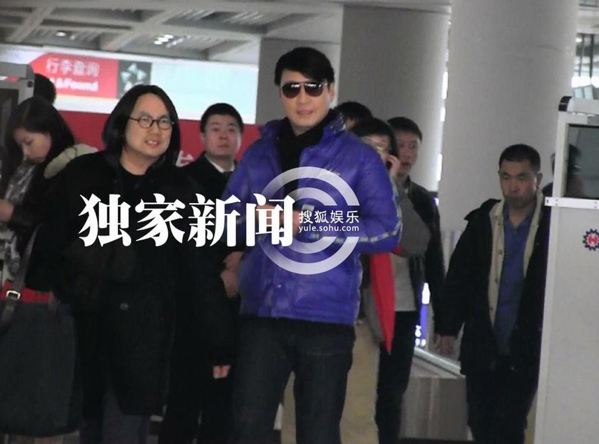 黎明穿亮色羽絨服抵京 機(jī)場(chǎng)無(wú)人識(shí)摘墨鏡找自信