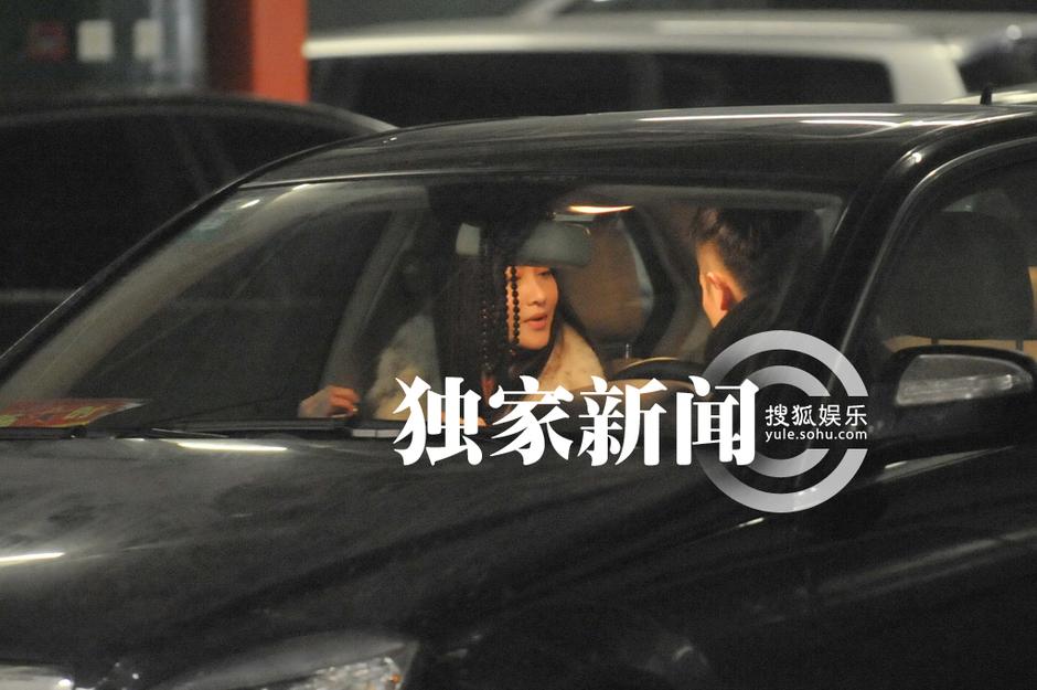 李彩樺富二代男友曝光 機(jī)場相擁