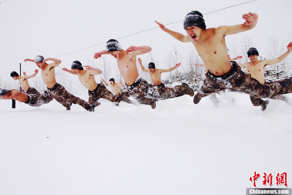 黑河邊防團零下30度赤膊浴雪