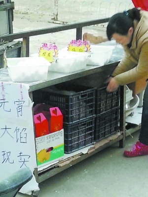 頭天沒(méi)賣(mài)掉的元宵和原料就放在攤柜里，沒(méi)有任何遮擋。