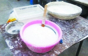 露天擺放的制作原料。