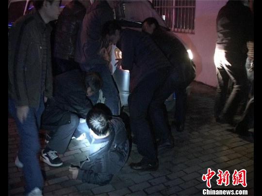 眾人抬車(chē)救人。 林增崇 攝