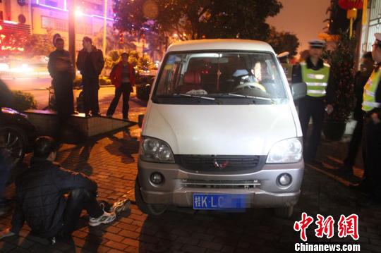 眾人抬車(chē)救人。 林增崇 攝