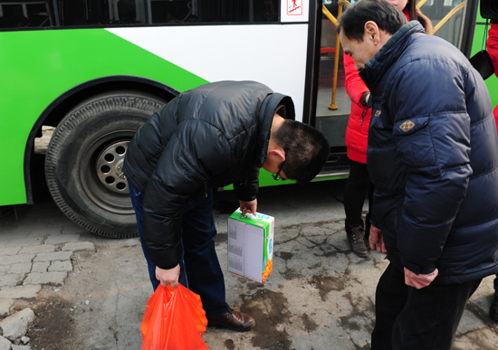 老人摔倒賴上公交車(chē) 家人登門(mén)道歉退還錢(qián)