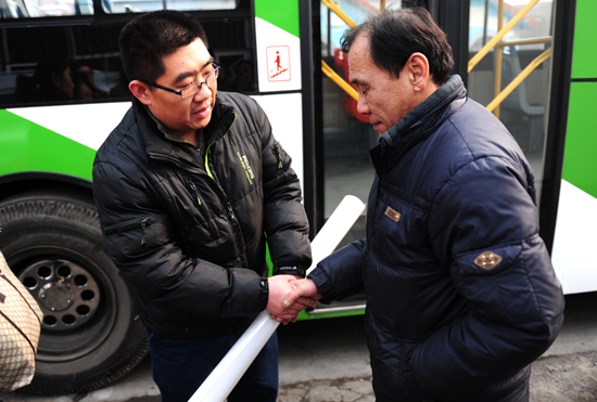 老人摔倒賴上公交車(chē) 家人登門(mén)道歉退還錢(qián)