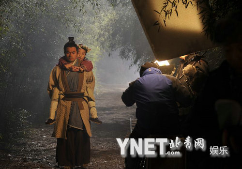 非樂(lè)背著轉(zhuǎn)世的幼年小七