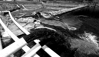 ?2010年7月，福建紫金礦業(yè)紫金山銅礦濕法廠發(fā)生銅酸水滲漏事故，造成汀江部分水域嚴(yán)重污染，事故被瞞報(bào)9天。（資料圖片）圖/CFP