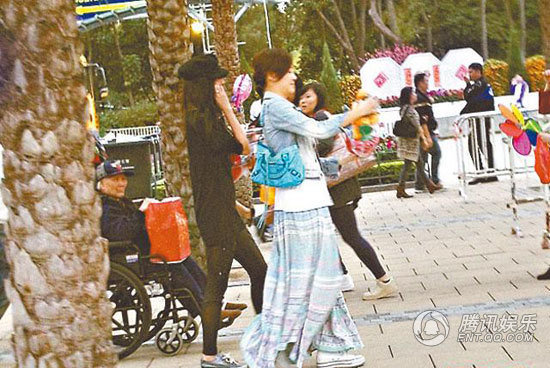 應(yīng)采兒挺孕肚約鄭希怡出街 老公陳小春護(hù)駕