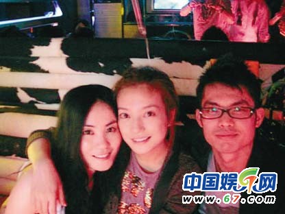 王菲趙薇曬親密照 網友：都是女神難分伯仲