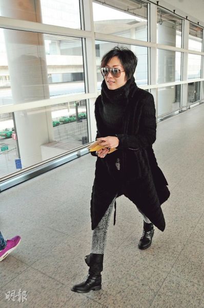 鄭秀文否認(rèn)與許志安去沖繩試婚，強(qiáng)調(diào)是普通旅行享受陽(yáng)光與海灘。