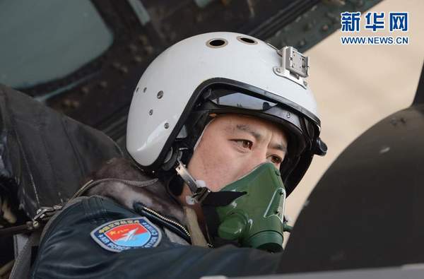 起飛前，大隊長馬剛精心檢查戰(zhàn)機。