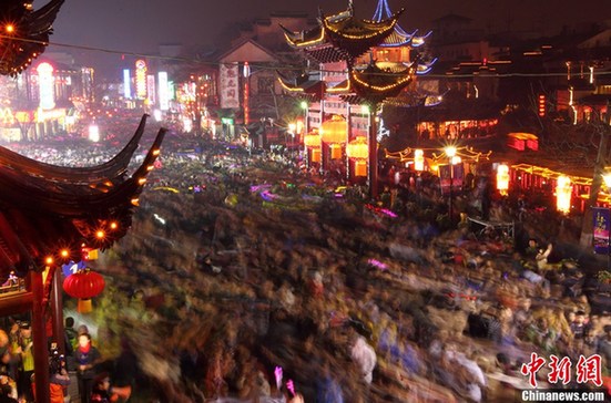 數(shù)十萬(wàn)民眾涌入南京夫子廟觀燈 