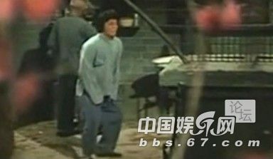 口味有點重！成龍大哥早年三級片曝光 與艷星翻云覆雨