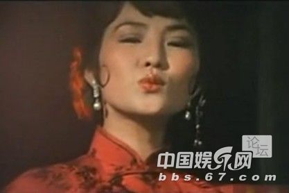 口味有點重！成龍大哥早年三級片曝光 與艷星翻云覆雨
