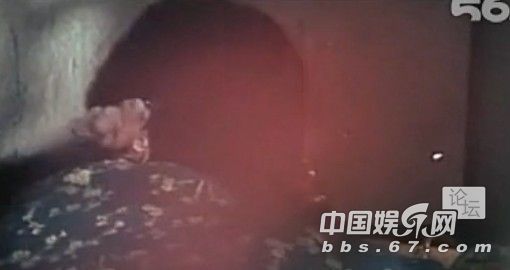 口味有點重！成龍大哥早年三級片曝光 與艷星翻云覆雨
