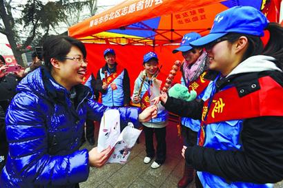 糖球會(huì)3天迎88萬(wàn)人次 傳統(tǒng)燈謎遇網(wǎng)絡(luò)阻擊眾人忙百度