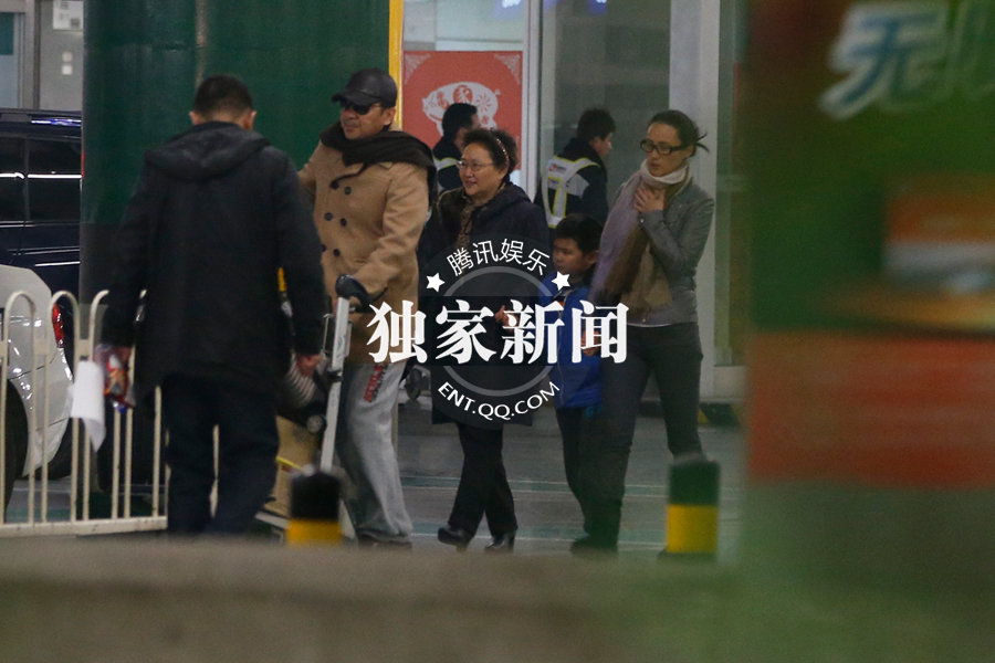 蔣勤勤為兒子穿衣服盡顯母愛 陳建斌當著孩子抽煙