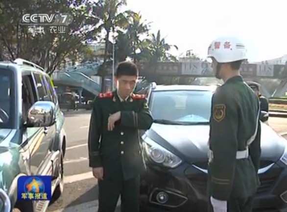 視視頻截圖：解放軍進(jìn)行軍車(chē)轉(zhuǎn)向整治。