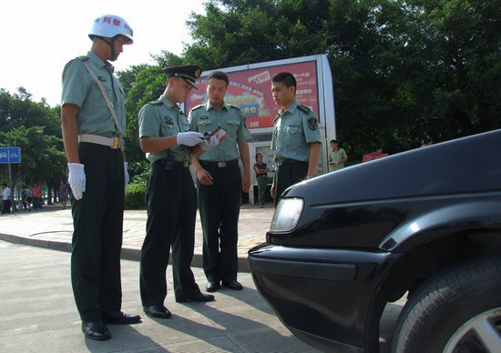 資料圖：嚴格審核軍車出車手續(xù)。