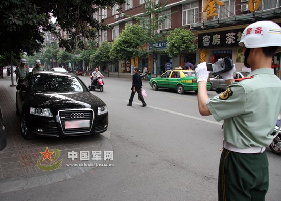 資料圖：檢察人員對違章軍車進行拍照取證。