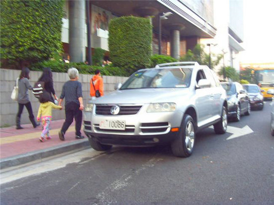 資料圖：網(wǎng)友拍攝軍車(chē)違章停放。
