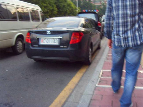 資料圖：網(wǎng)友拍攝軍車(chē)私用現(xiàn)場(chǎng)照。