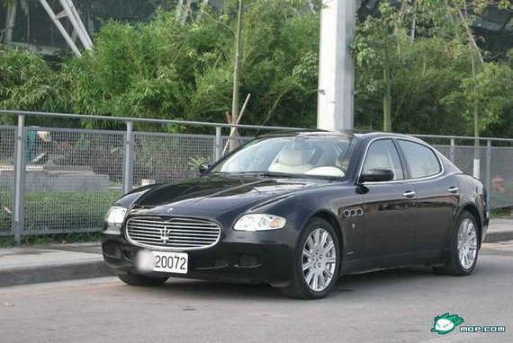 資料圖：網(wǎng)絡(luò)曝光的軍車(chē)中的豪華車(chē)。