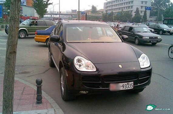 資料圖：網(wǎng)絡(luò)曝光的軍車(chē)中的豪華車(chē)。