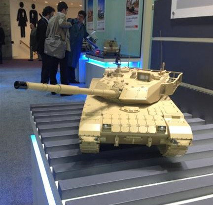 資料圖：展會上的MBT-3000主戰(zhàn)坦克模型。