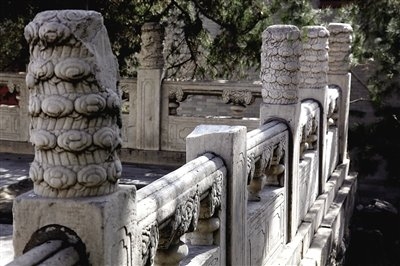 2月27日，記者在頤和園南湖島涵虛堂發(fā)現(xiàn)，欄桿上的一個云龍紋石雕望柱頭失蹤。 記者 郭鐵流（圖片來源：新京報）
