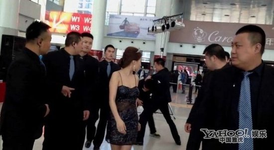 女藝人孫敬媛險遭瘋狂男粉絲非禮 被保鏢按在地上狠揍