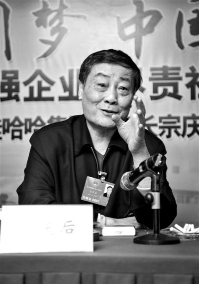 昨日，蟬聯(lián)中國內(nèi)地首富的全國人大代表、娃哈哈集團董事長宗慶后，到京參加全國人大會議。實習(xí)生 楊奉焓